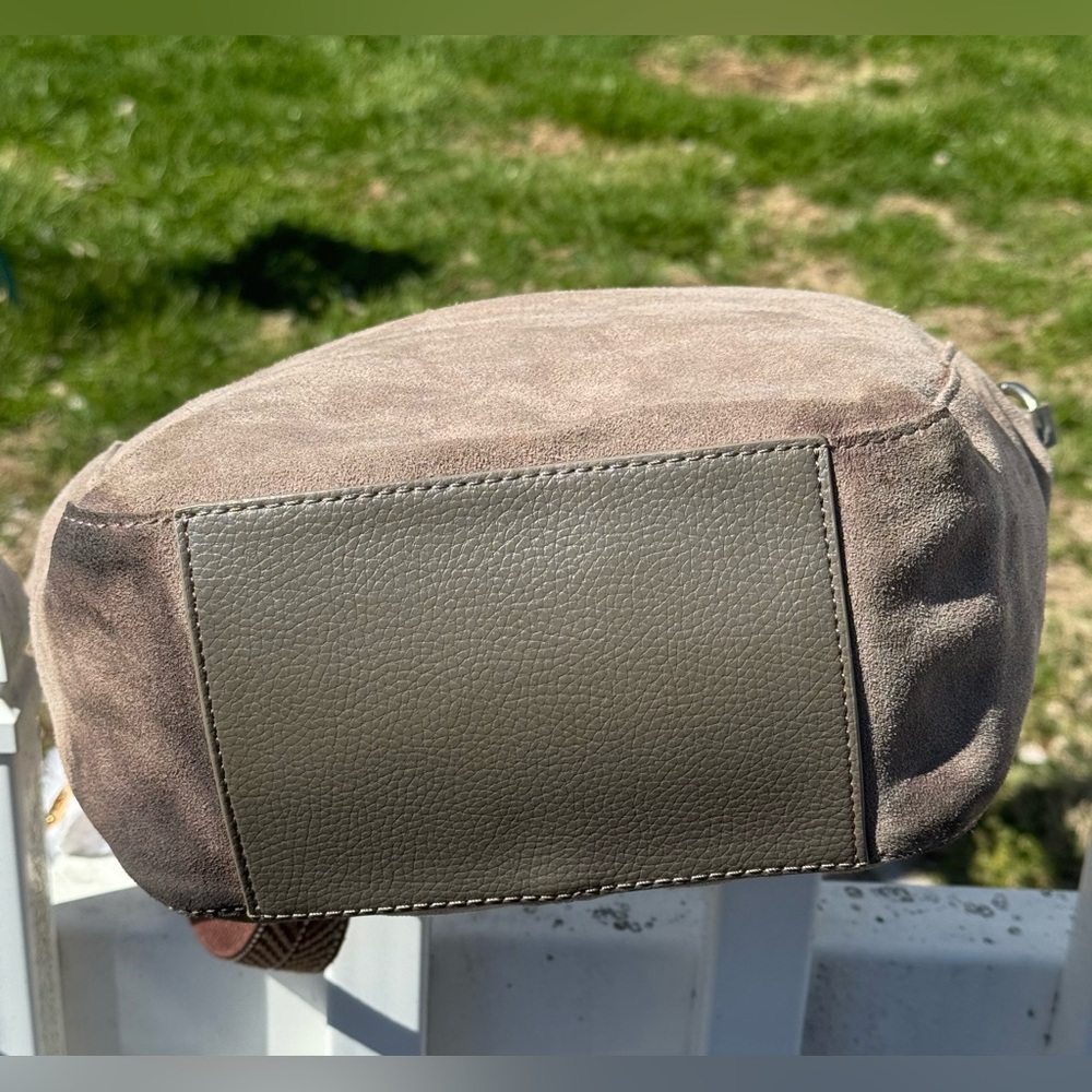Sak Hobo bag with a slouchy silhouette soft suede in mushroom color - Picture 11 of 16
